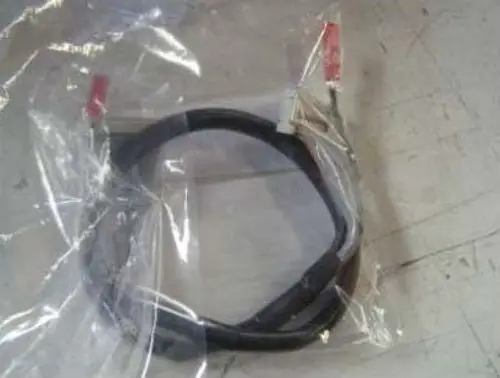 Verpackte Verkabelung mit zwei Anschlusskabeln, möglicherweise für eine Remeha-W10 Platine. Kabel sind in einer transparenten Plastikhülle.